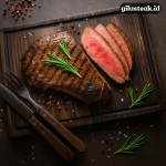 membalik steak agar tidak kering